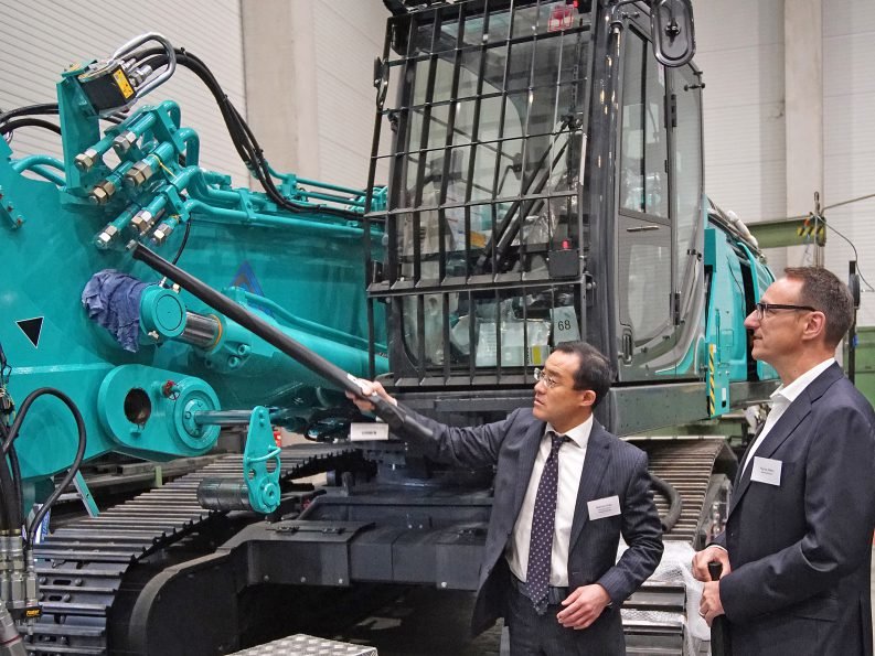 THIRTY YEARS STRONG FOR KOBELCO AND EMB BAUMASCHINEN